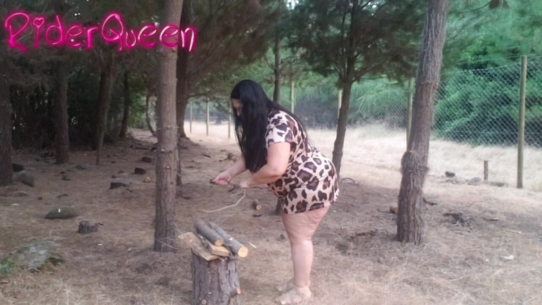 Riderqueen BBW Step Mom Latina Ebony: Menggantikan ibu tiri seksi di hutan di luar ruangan