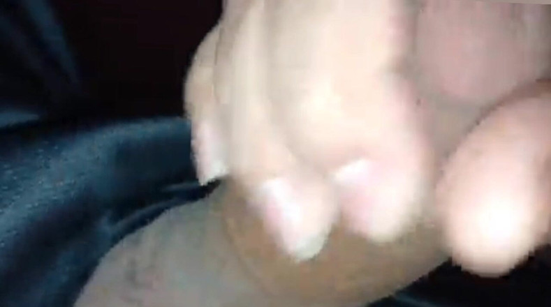 Indian_XXX_Queen: Indisches heißes mädchen gibt handjob für einen geilen jungen mit...