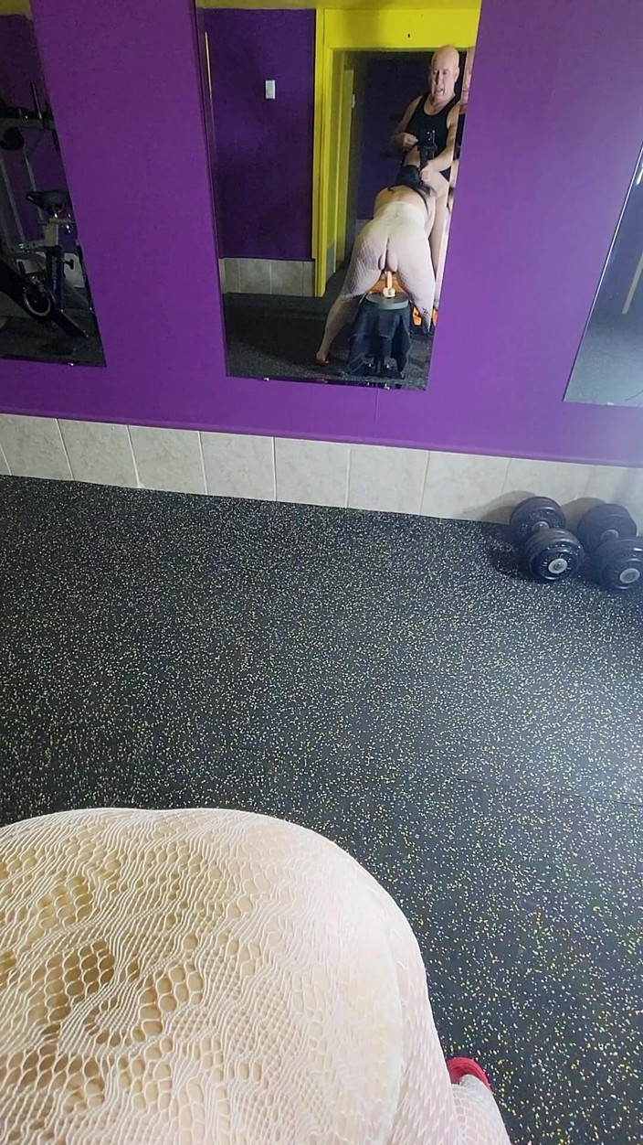 Falicha Karr: Cewek itu kepergok ngentot kontol di gym