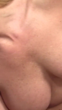 Des blondes matures à forte poitrine déclenchent une alarme de seins en drainant toutes les bites bien dures