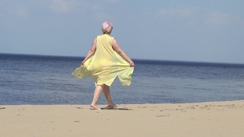RedRoseRus: Sappige Vrouw Die Naakt Op Het Strand Lopen