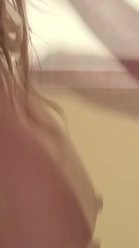 他愉悦地舔着她丰满的胸部