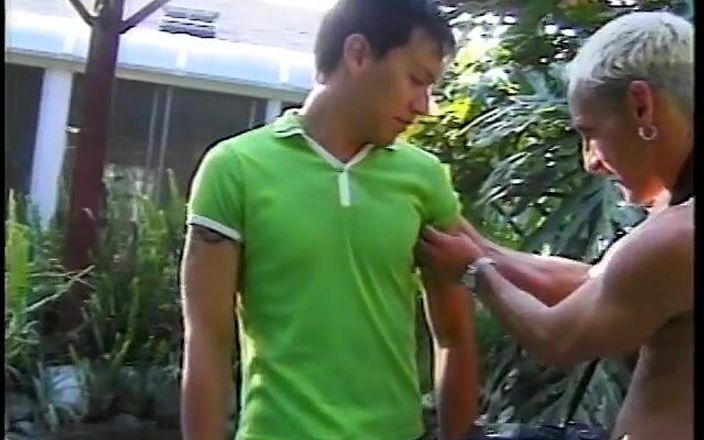 Gays Case: 两个淫荡的同性恋壮男在花园里互相吮吸对方的鸡巴