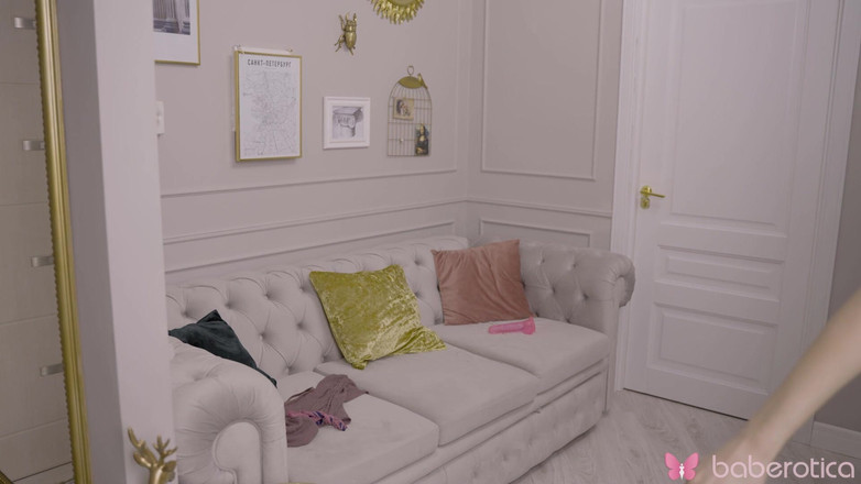 Baberotica: Новітня російська модель Менсія Френсіс показує нам свою рожеву пизду