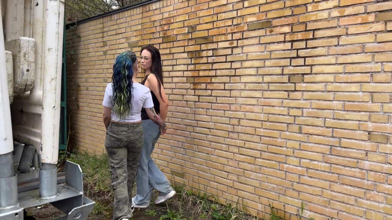 EdgesOfReality: Public Girl on Girl