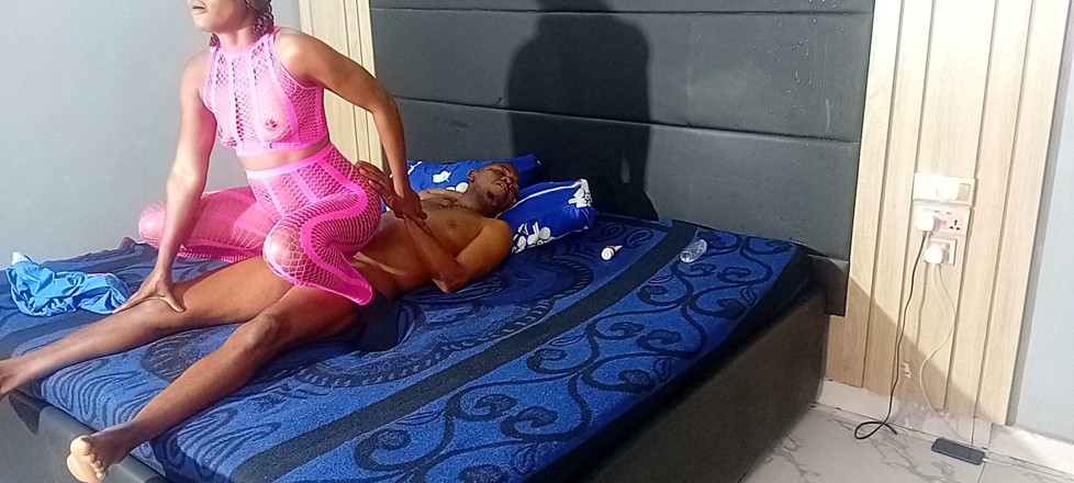 NATHANXBUSH: Bad bitch em meia-calça rosa cavalga pau enorme