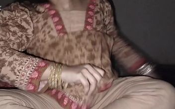 Pakistani Hira Butt Comes Home to Get Fucked