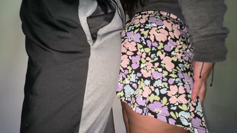 CoupleOfHotSins: Vrouw met dikke kont raakt de stijve penis van een...