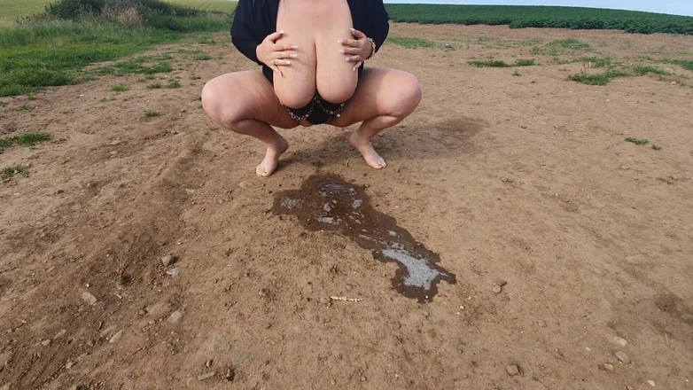 JJ Jewel BBW: Peeing in a Field &amp; Rubbing Pussy