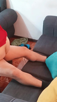 Moje nevlastní matka mě požádá, abych ji ošukal na gauči, dokud se dovnitř neudělám