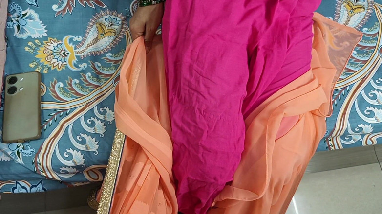 Pyaripooja22: El esposo Tharki pone un condón en la mano de...
