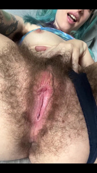 Um pouco de diversão onde eu jogo com minha buceta perfeita #hairy e imagine um pau gordo profundo em mim