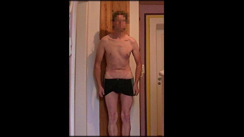 Mark Hannes: Masturbare cu cocoașă pe pat