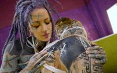 Alternativa tatuering tonåringar knullar varandra med galna leksaker