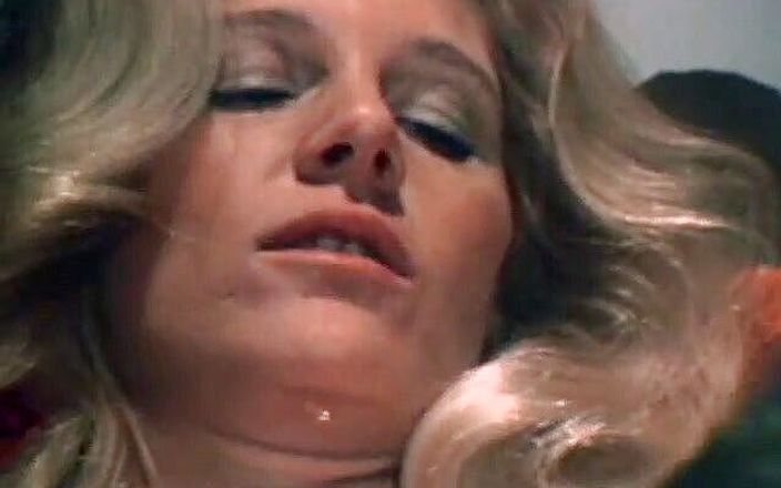 Classic Porn DVDs: Blond MILF får sin fitta slickad på sängen