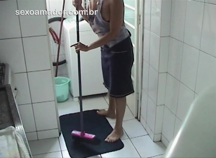Amateurs videos: Maid is caught working half naked on a hot day