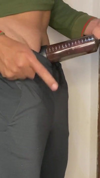 Madrasta amamentando um pau grande, usando sua bomba de pênis e fazendo seu pau gigante.