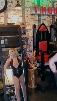 彼女のダンジョンで最初に鞭打つ奴隷の男の子