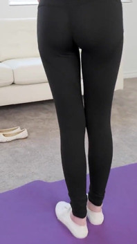 Cecelia Taylor, tout juste 18 ans, porte un pantalon de yoga et se fait éjaculer dessus par un agent de casting