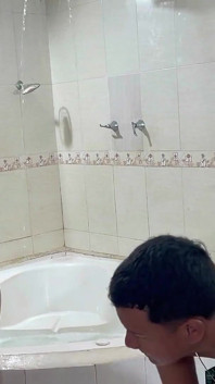 Mă ascund în dușul surorii mele vitrege timide și sfârșesc prin a-i da cel mai bun futai din viața ei