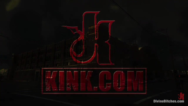 Divine Bitches by Kink: Foot freak dostane těžký trest!