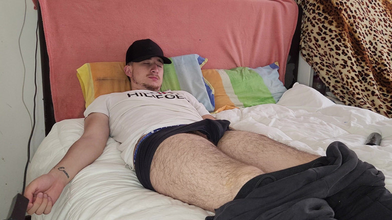 Jopy sex: Jego siostrzenica dostaje się do łóżka, aby zjeść jego kutasa chce...