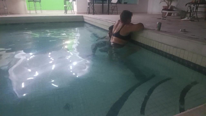 Milfta boohot: Foot Fetish moje macecha modelky je v hotelovém bazénu