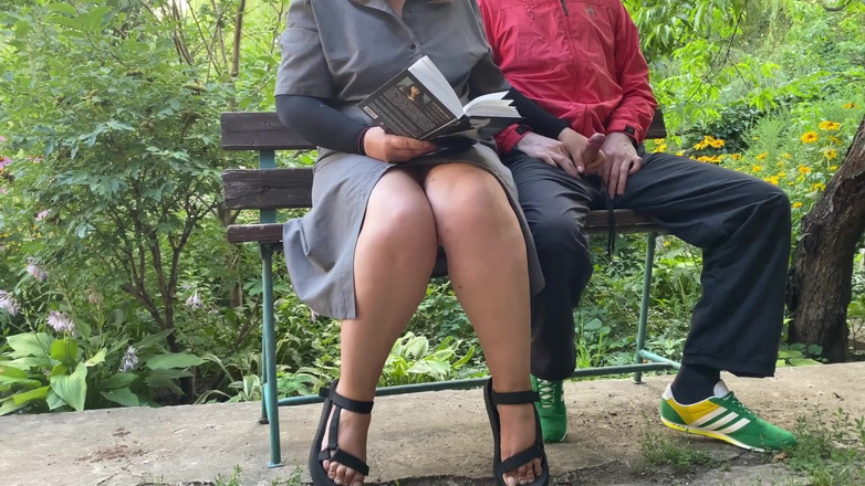 OurFetishLife: मेरी सास मेरी उपेक्षा करती है और एक किताब पढ़कर और पार्क में मेरे लंड को मरोड़कर मेरा वीर्य निकालती है