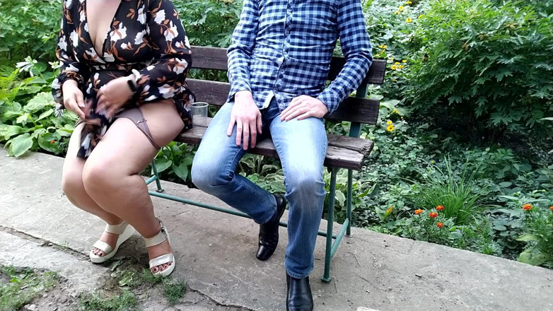 OurFetishLife: 유리잔에 오줌을 싸고 낯선 이에게 주는 화려한 다리의 섹시