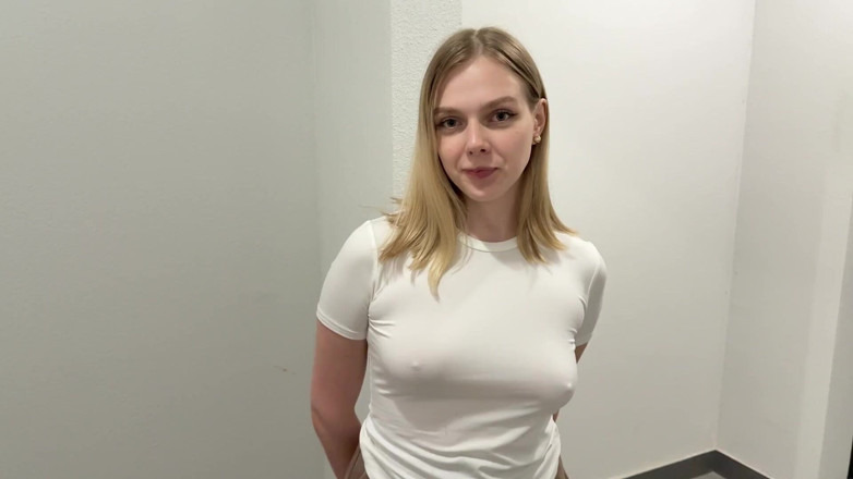 Arisha Mills: เพื่อนบ้านชั้นบนใหม่ของฉันกลายเป็นนางโสเภณีและแยกขาให้ในโถงทางเดิน