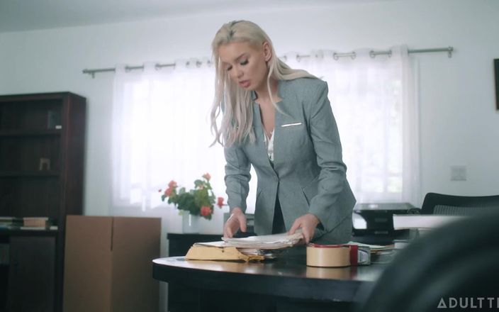 Adult Time: Adult Time - Lesbická stážistka Haley Reed svádí šéfku Kenzie Taylor pro...