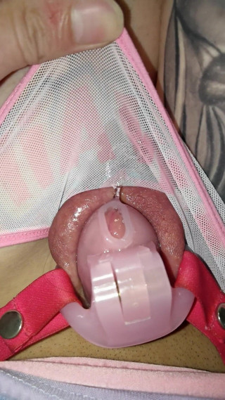 Kinky Princess: Piccolo cazzo bloccato in castità e mutandine bagnate gocciolanti