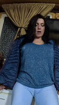 Cameltoe MILF Dança, Provoca E Faz Xixi Em Seus Jeans - Wet Fetish Fantasy 335