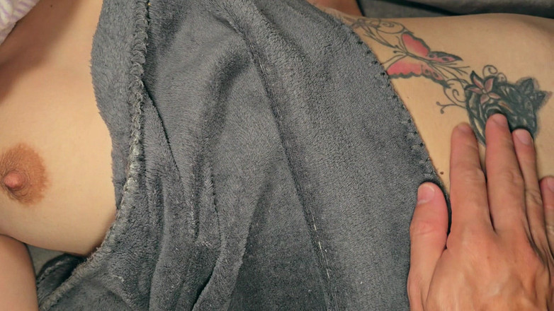 Labestiaylabella: Przyrodnia siostra lubi palcami w pochwie, a następnie zostaje zerżnięta...