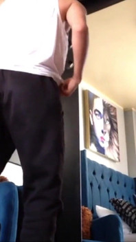 Jovem dançarino me seduz com uma dança sensual e me mostra seu corpo esculpido!