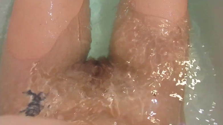 Cuteblonde666: Coño peludo bajo el agua bañera