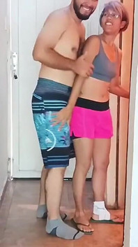 Calvohot70 fickt seine schlampentochter hart, während papi in der Küche ist.