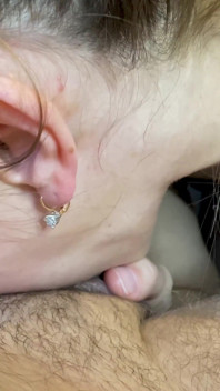 En primer plano - babeando garganta profunda hermanastra