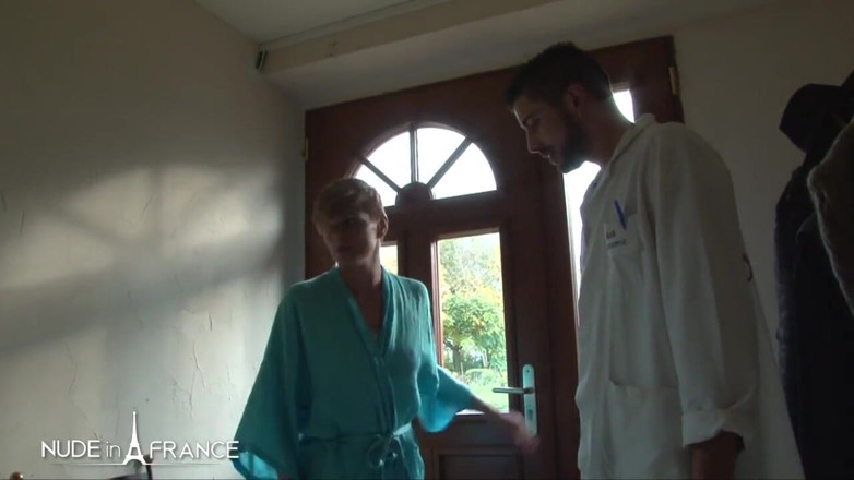 Nude in France: 背が高くて小さなおっぱいのクーガーは、私たちの医者によって彼女のお尻を塞がれます