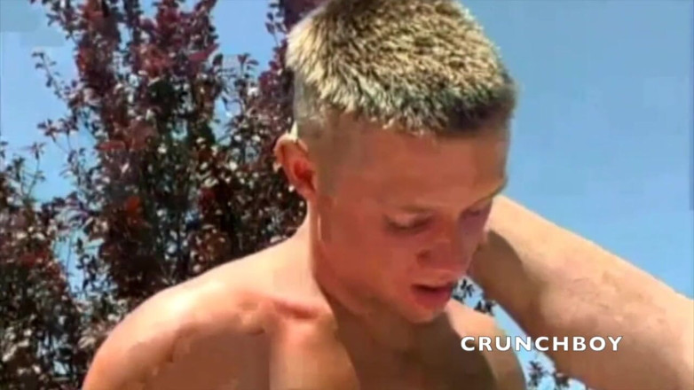 STRAIGHT BOYS CURIOUS FROM PRAHA: Tânăr tip heterosexual futându-și în aer liber prietenul homosexual