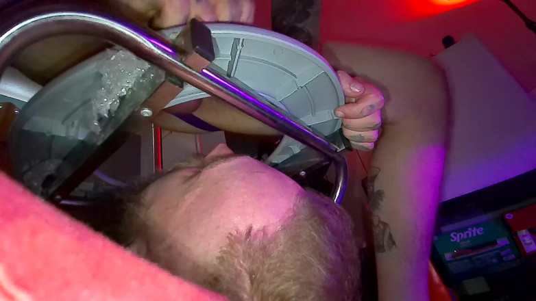 Benjii and Cubpig: Ben Reetlikken Damien