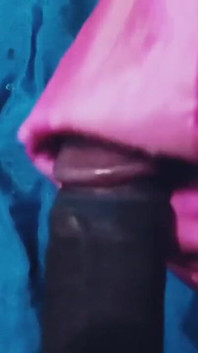 Porno handjob suut satin - muncrat di saree - setelan merah muda satin silky menggosok di kepala kontol (87)