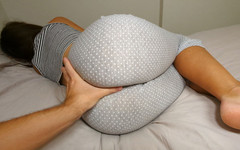 Nipple Stock: MILF sdílí postel se sousedem, zatímco její manžel není doma