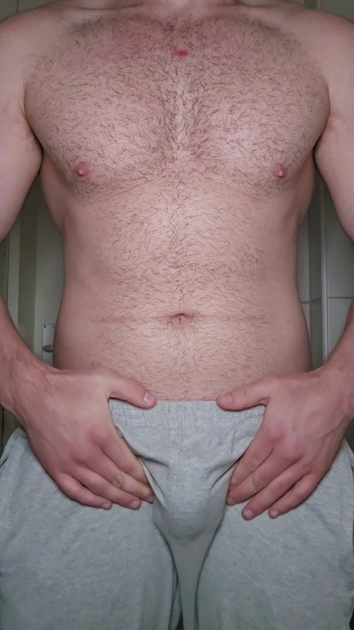 PhantomGentX: Spermshot sui pantaloni della tuta grigi;) Eccitazione totale!