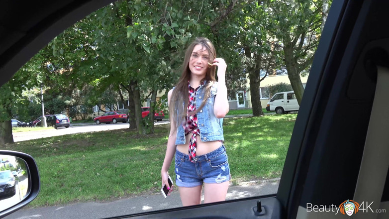 Teen Mega World: Asli! Memek cewek cantik ini dientot habis-habisan di dalam mobil