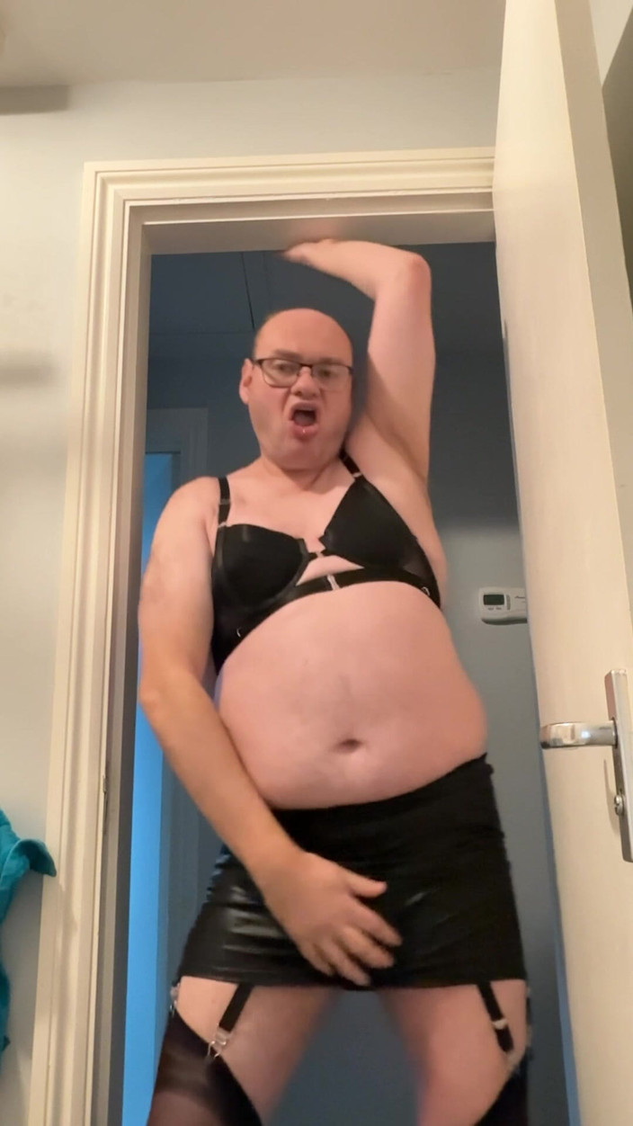 Ancient456: Cross gay vistiéndose loco por ella