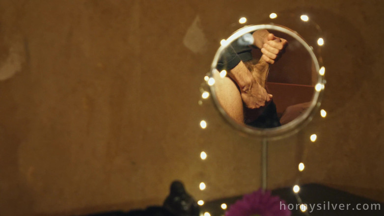Jerking studs: Round mirror