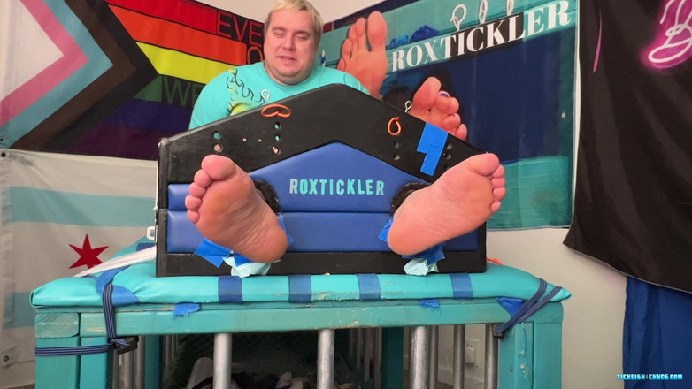 Ticklish Chubs: मैट थका देने वाली गुदगुदी को सहता है