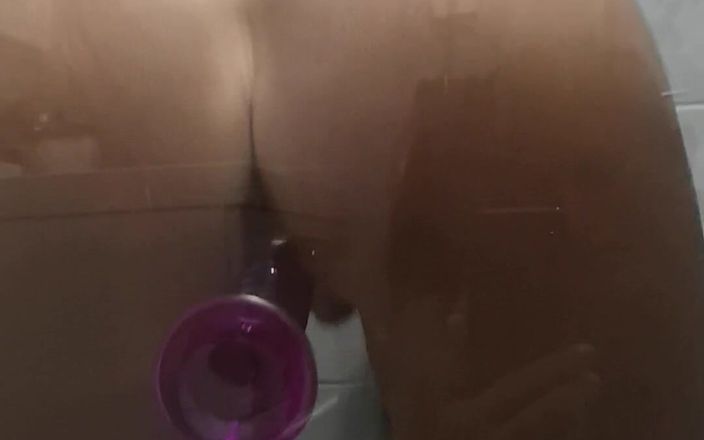 Amazemilf: Mükemmel vücutlu orta yaşlı seksi kadın duşta domalarak dildoyla sikişiyor
