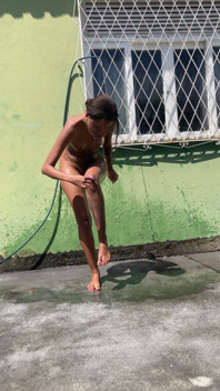 Devote sklavin rasiert und badet